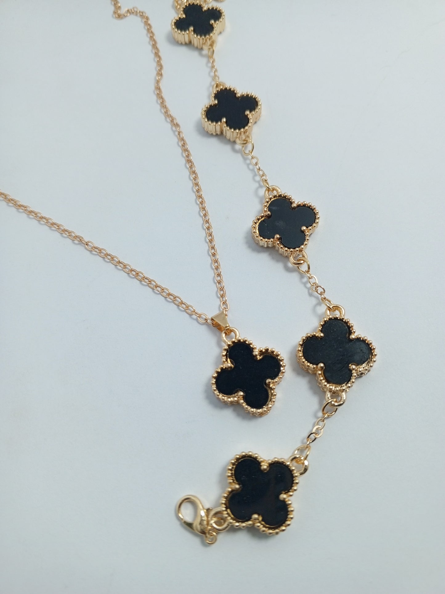 Four leaf clover bracelet, chain locket, Earnings for girls and women best quality